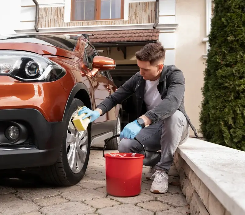 Lavage auto à domicile Allonzier-la-Caille : professionnel intervenant sur un véhicule